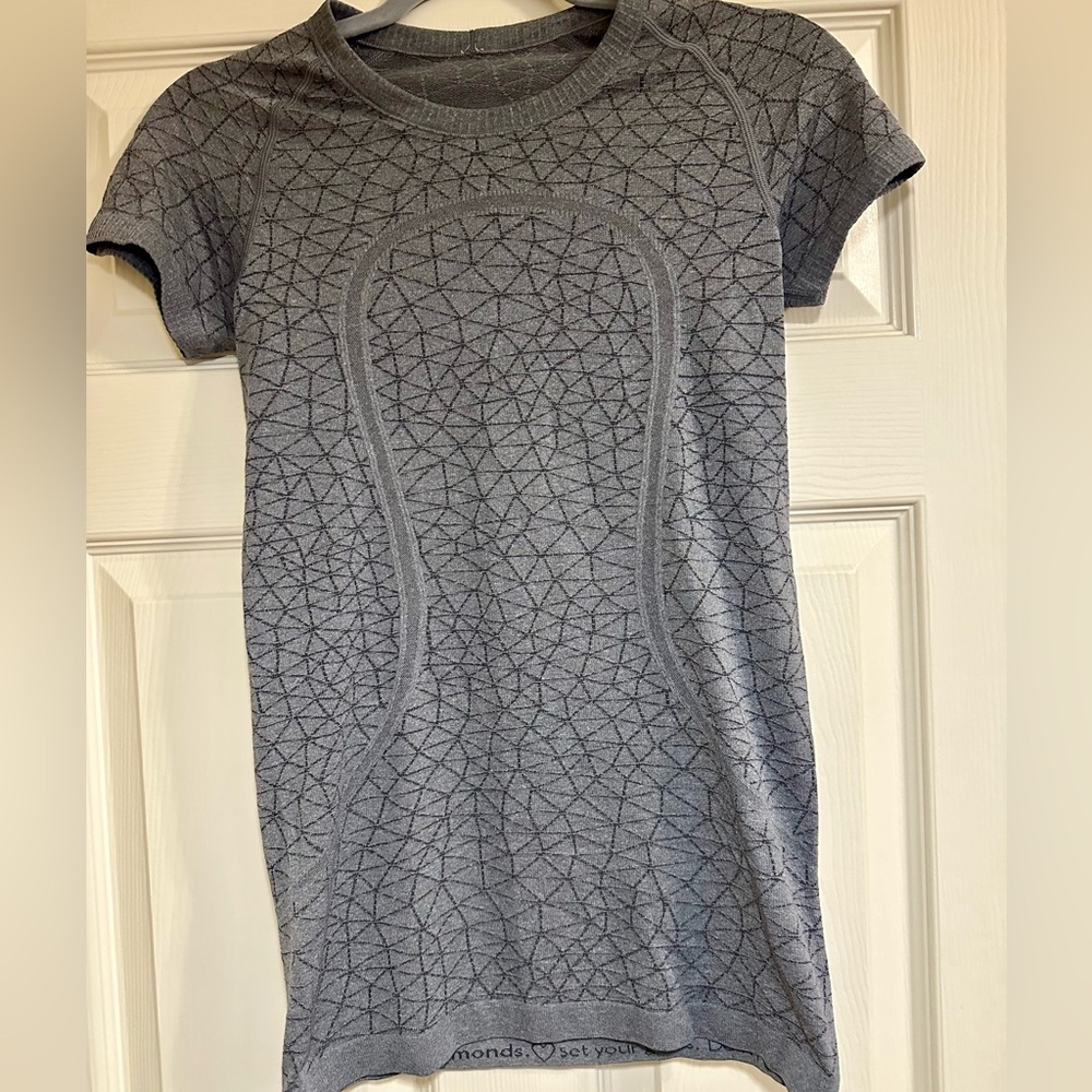 Lululemon swiftly tech short sleeve shirt size 6